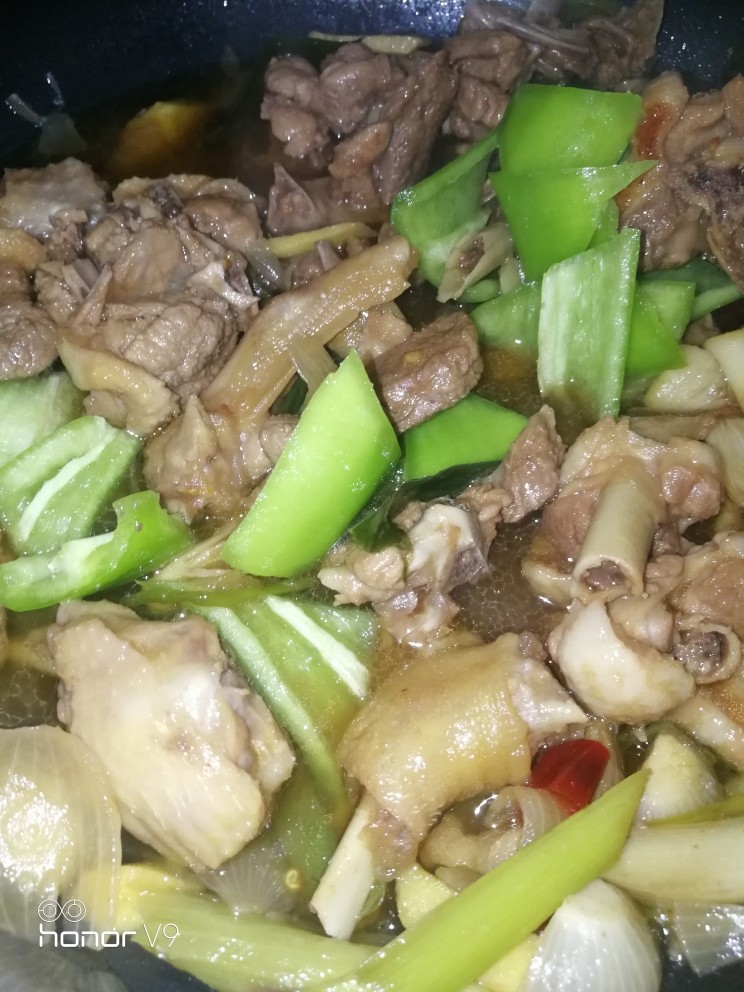 啤酒鸭,加上青椒(青椒等差不多收汁再下)