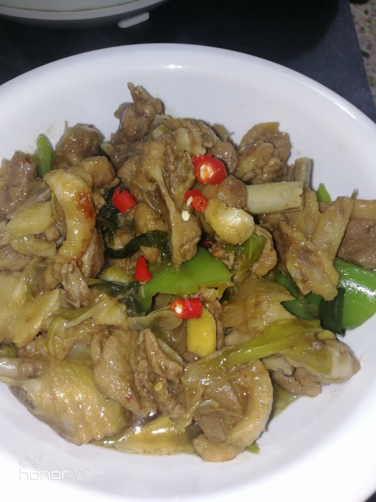 啤酒鸭,摆盘,装饰,放上红辣椒。