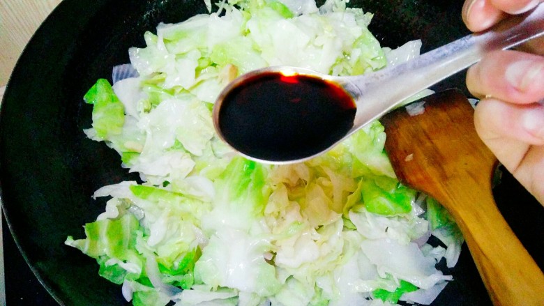 手撕包菜,等包菜炒软后,加<a style='color:red;display:inline-block;' href='/shicai/ 788'>生抽</a>