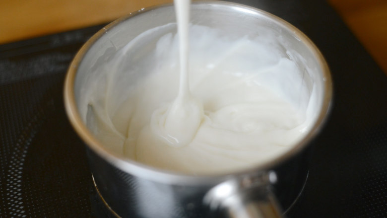 草莓牛乳奶冻卷,加热搅拌,煮至浓稠。
关火。