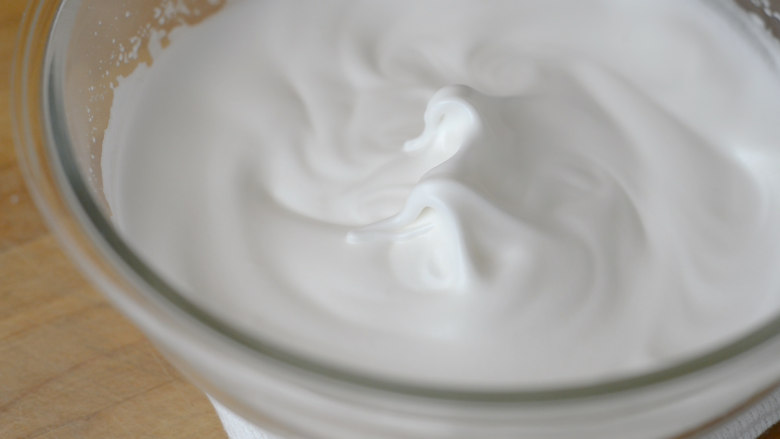草莓牛乳奶冻卷,<a style='color:red;display:inline-block;' href='/shicai/ 17'>蛋清</a>中加入细砂糖。
按照高-中-低速打至湿性。
提起打蛋头,蛋白霜迅速下垂掉落,不能悬空形成尖角。