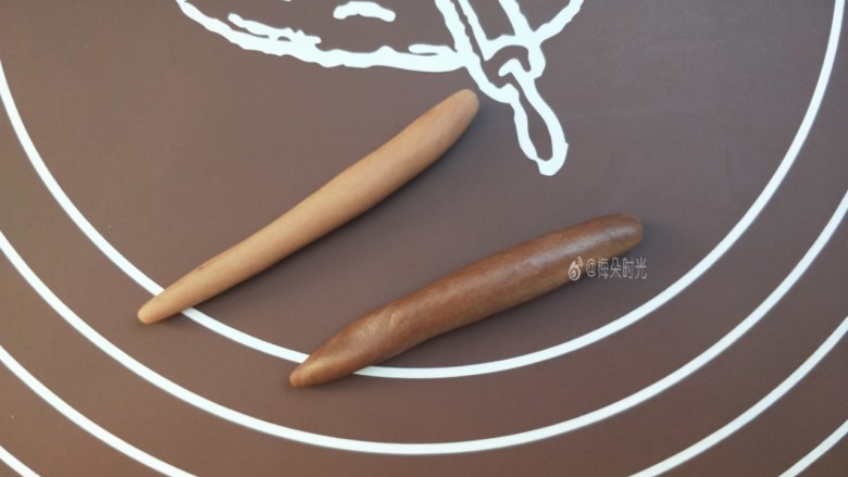 花样馒头—豹纹馒头,揪下来的白面加入少量可可粉,揉成浅色可可面团,然后分出一半,再往里揉点可可粉。变成深色可可面团。过程中如果感觉干,加几滴水揉。然后搓成条状。