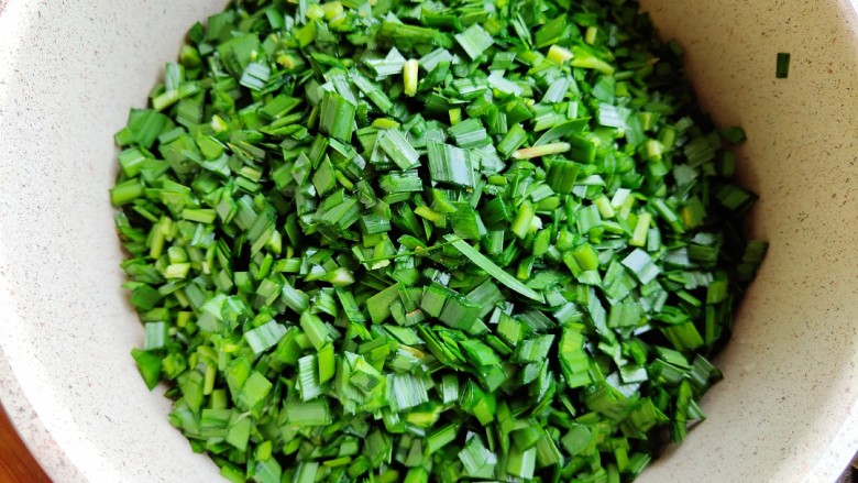不擀皮~皮薄馅大~韭菜馅饼,<a style='color:red;display:inline-block;' href='/shicai/ 116'>韭菜</a>洗干净控水之后切成末,放入大碗里。