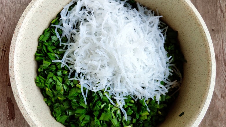 不擀皮~皮薄馅大~韭菜馅饼,先把粉丝放在韭菜里面。