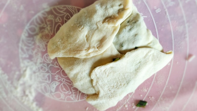 不擀皮~皮薄馅大~韭菜馅饼,有两种方法,第一种折叠式。如图中,