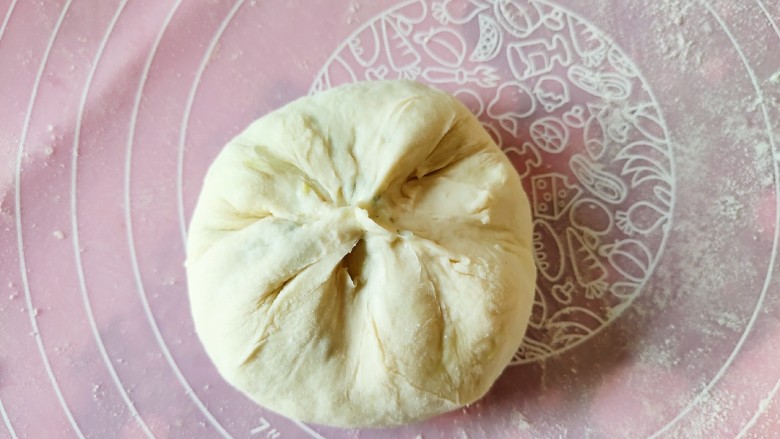 不擀皮~皮薄馅大~韭菜馅饼,第二种像包包子一样。把收口多余的小面团揪掉。