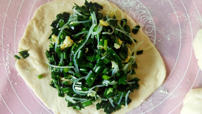 不擀皮～皮薄馅大～韭菜馅饼,然后把调好的馅儿放在饼皮中间。