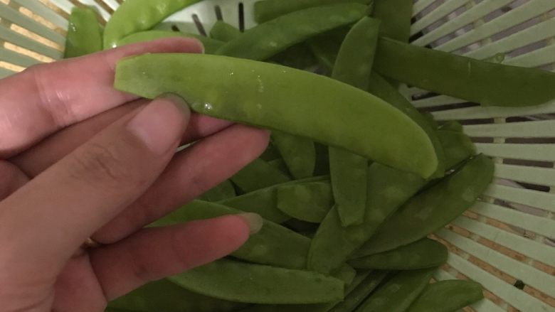 素炒荷兰豆,<a style='color:red;display:inline-block;' href='/shicai/ 81'>荷兰豆</a>去掉两端