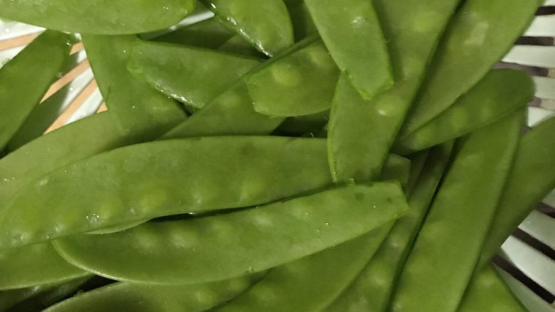 素炒荷兰豆,洗净