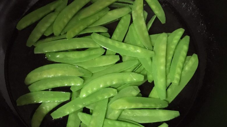 素炒荷兰豆,放入荷兰豆