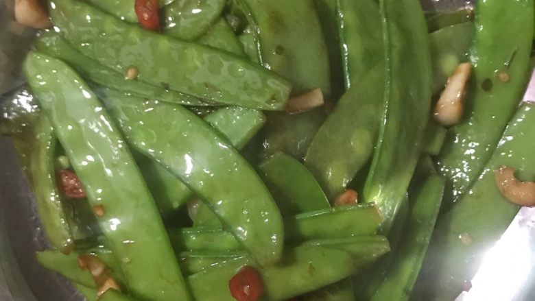 素炒荷兰豆,出锅装盘