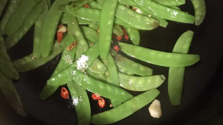 素炒荷兰豆,适量盐
