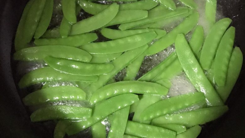 素炒荷兰豆,水再次沸腾时捞出荷兰豆沥干水分备用