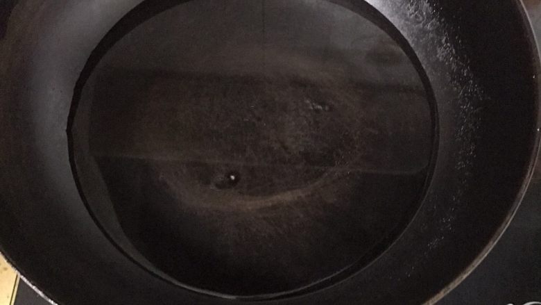 素炒荷兰豆,锅里放入适量清水，加两滴油