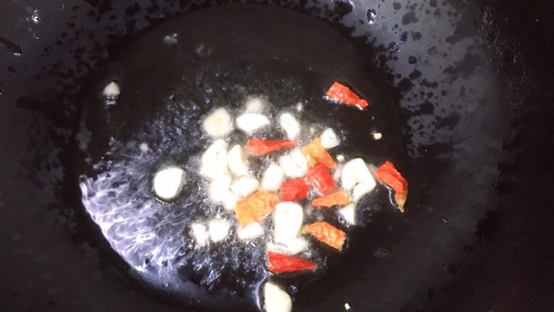 素炒荷兰豆,热锅放油倒入小米辣和蒜