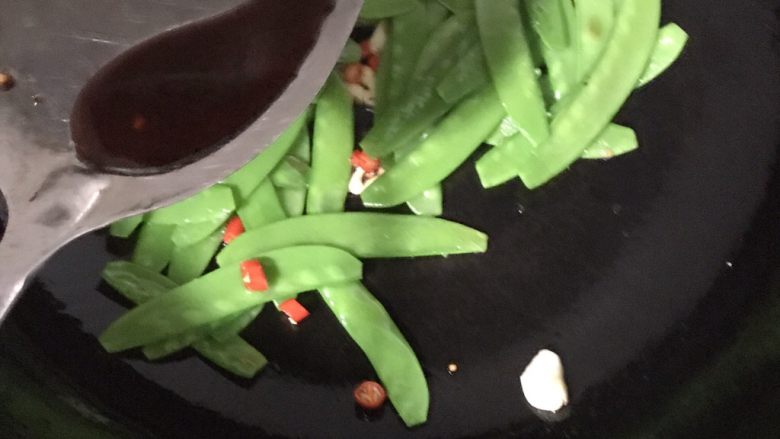 素炒荷兰豆,加适量<a style='color:red;display:inline-block;' href='/shicai/ 788'>生抽</a>