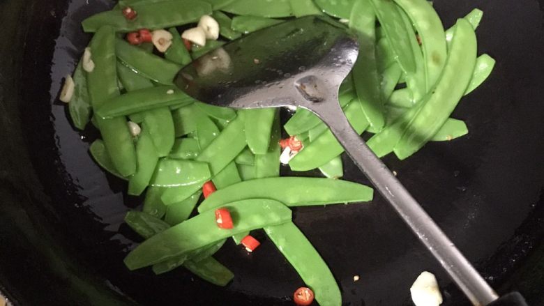 素炒荷兰豆,放入荷兰豆