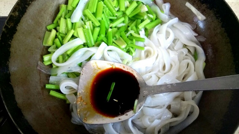 芹菜肉片炒粉条,加入适量生抽翻炒粉条