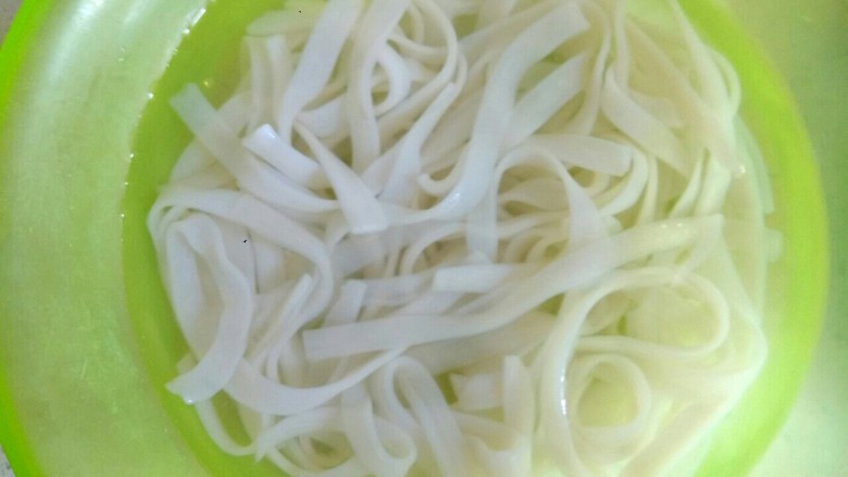芹菜肉片炒粉条,<a style='color:red;display:inline-block;' href='/shicai/ 525'>粉条</a>提前泡发,中午做,早起出门前泡上即可