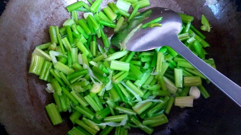 芹菜肉片炒粉条,加入芹菜翻炒至断生
