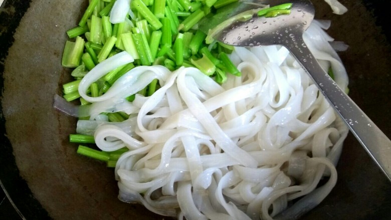 芹菜肉片炒粉条,把芹菜铲到一边,放入粉条