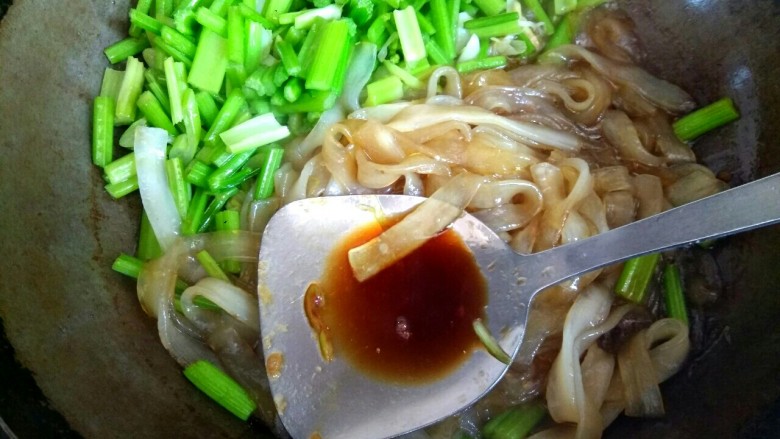 芹菜肉片炒粉条,加入适量醋翻炒粉条