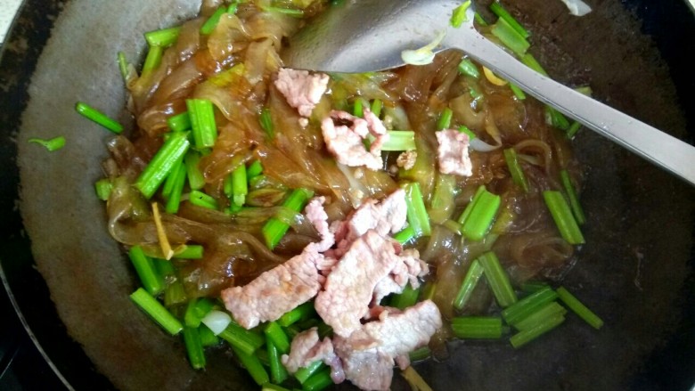 芹菜肉片炒粉条,加入肉片
