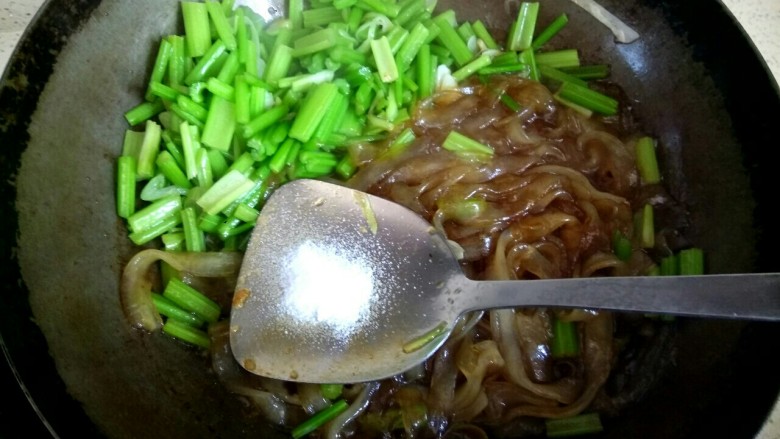 芹菜肉片炒粉条,加入适量盐，大火翻炒芹菜粉条
