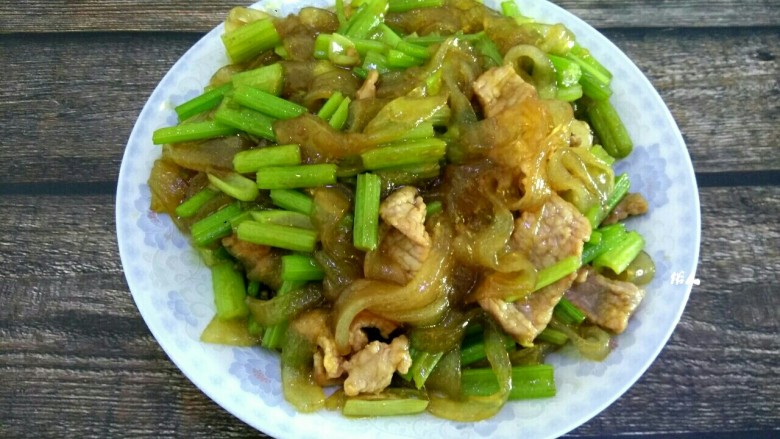 芹菜肉片炒粉条,成品图