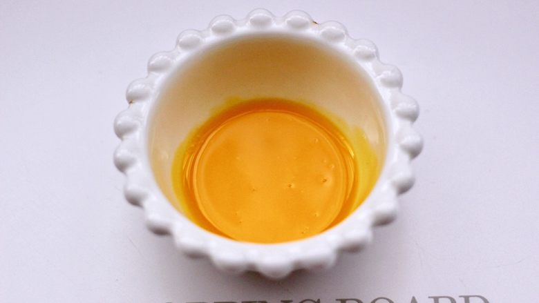 馄饨皮香蕉派,把鸡蛋打散后,鸡蛋清不用,把<a style='color:red;display:inline-block;' href='/shicai/ 58851'>鸡蛋黄</a>搅拌均匀备用。