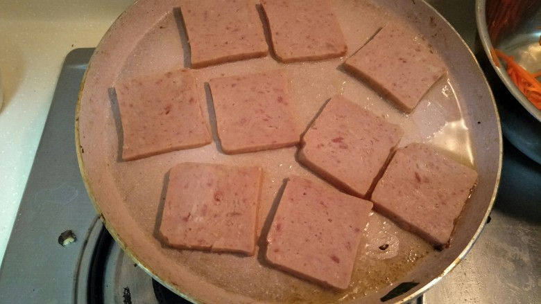 超简单の韩式拌饭,锅里的油煎上切好的<a style='color:red;display:inline-block;' href='/shicai/ 427'>午餐肉</a>,一定要煎一煎才美味两面胶箱里面柔软。