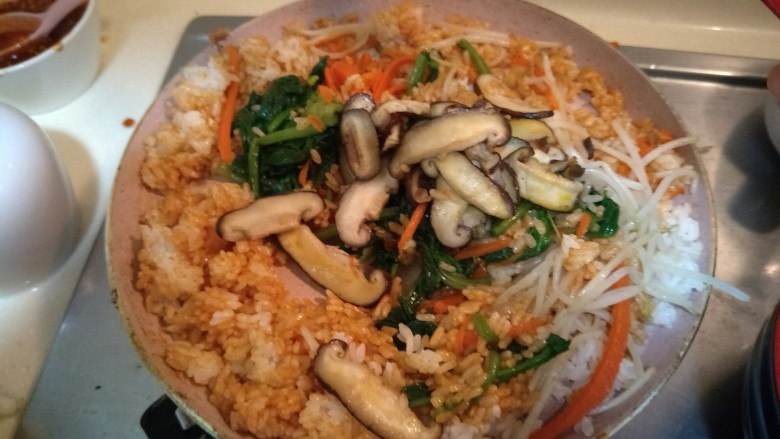 超简单の韩式拌饭,加入配菜,让酱汁包裹每一粒饭上。