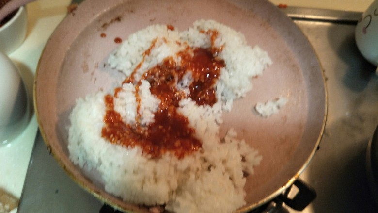 超简单の韩式拌饭,煮好的<a style='color:red;display:inline-block;' href='/shicai/ 507'>米饭</a>放入锅中,交上刚刚调好的酱汁。
