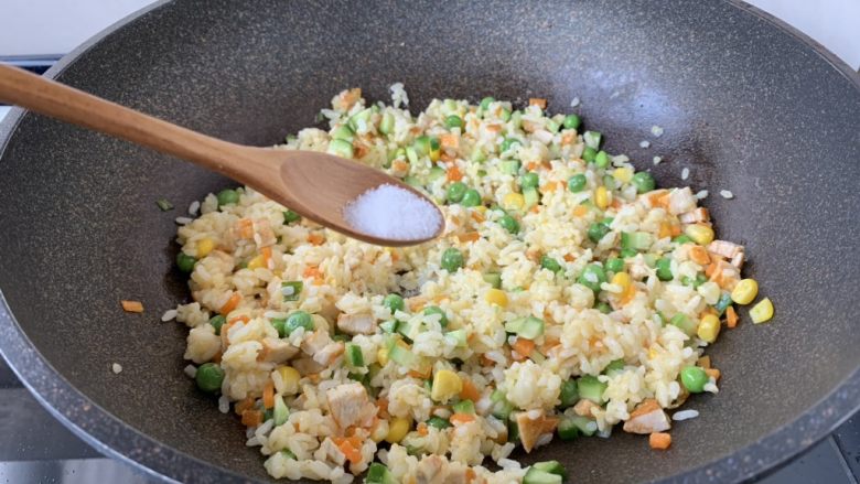 春日包菜饭便当,放入适合个人口味的盐调味,盛出备用。
