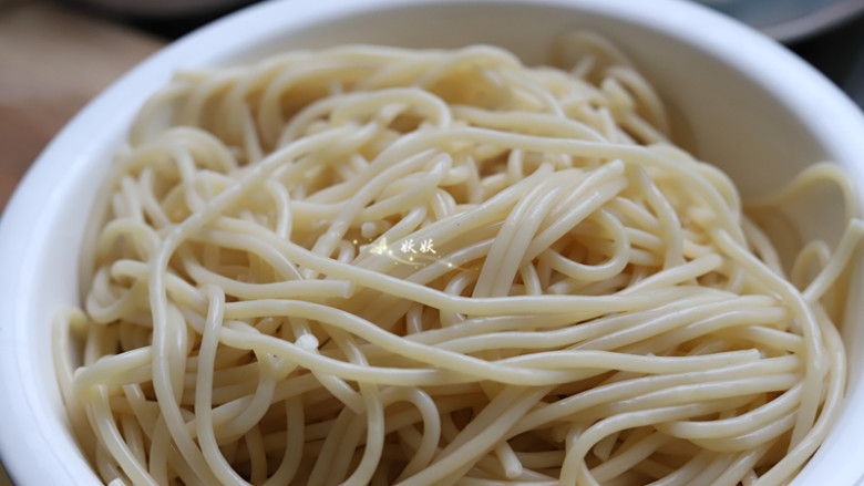 番茄虾仁意大利面,煮好的<a style='color:red;display:inline-block;' href='/shicai/ 533'>意大利面</a>捞出来,用温水冲洗一下备用,如果是第二天用,可以蒙上保鲜膜放冰箱里冷藏保存。