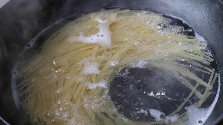 番茄虾仁意大利面,锅中加入适量的清水,烧开,水开后加入意面同煮,同时撒一勺盐,这样煮出来的意面容易入味,煮意面的时候先大火煮两分钟,然后转中小火煮大约七八分钟。