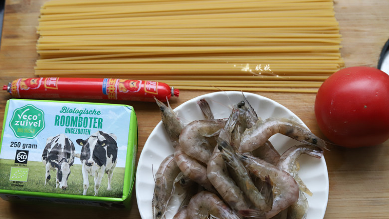 番茄虾仁意大利面,准好需要的食材,<a style='color:red;display:inline-block;' href='/shicai/ 437'>火腿肠</a>可有可无,如果有洋葱更好,也可以加几只芦笋进来。