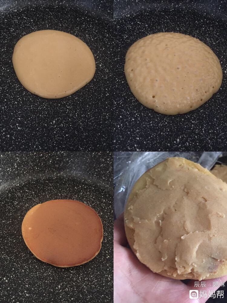 鹰嘴豆沙铜锣烧,静置好的面糊用蛋抽再重新搅拌一下,准备不粘锅,用大勺子舀起一勺面糊,注入面糊时,勺子始终不能移动,定在一个点上,这样面糊自然摊开,成为一个圆形;
小火慢慢加热,面糊开始慢慢膨胀(小幅度),并且出现密集的小气泡,随着加热,气泡会慢慢涨大并且破掉,这个时候表示饼皮差不多熟;
然后将饼皮翻面,翻面后小煎一下就可以铲出,放一旁晾凉;
全部饼皮做好后,找两个差不多大小的,中间加上豆沙馅,就完成了!