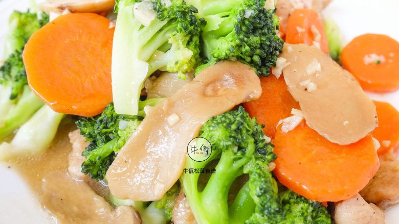 视频｜西兰花松茸炒鸡胸肉｜牛佤松茸食谱