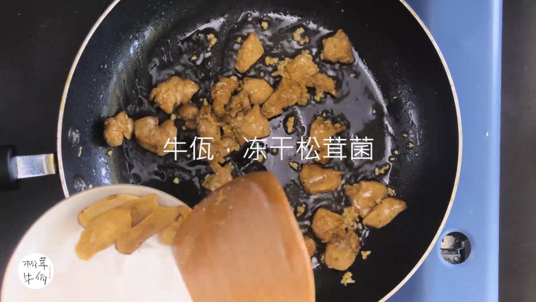 视频|西兰花松茸炒鸡胸肉|牛佤松茸食谱,热锅下油,爆香<a style='color:red;display:inline-block;' href='/shicai/ 2794'>大蒜</a>,放入鸡胸肉和醒开的(牛佤)冻干松茸菌,翻炒。