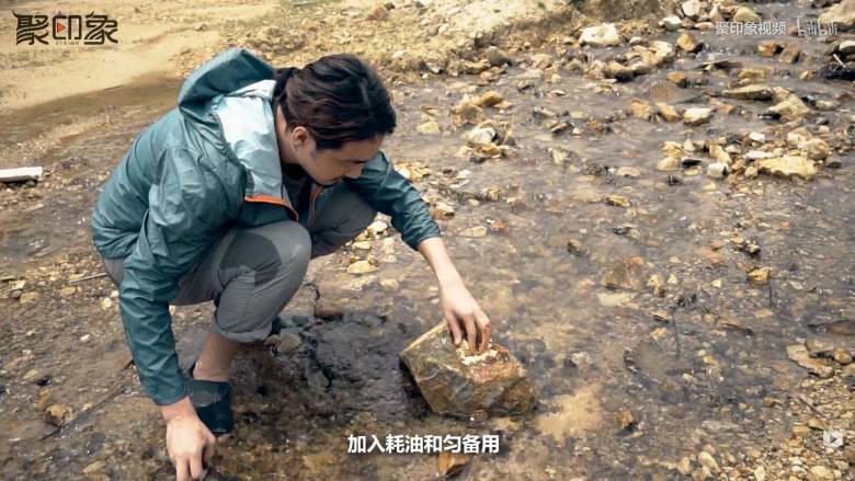 叫花龙虾,盖上柴火,完全覆盖住为准