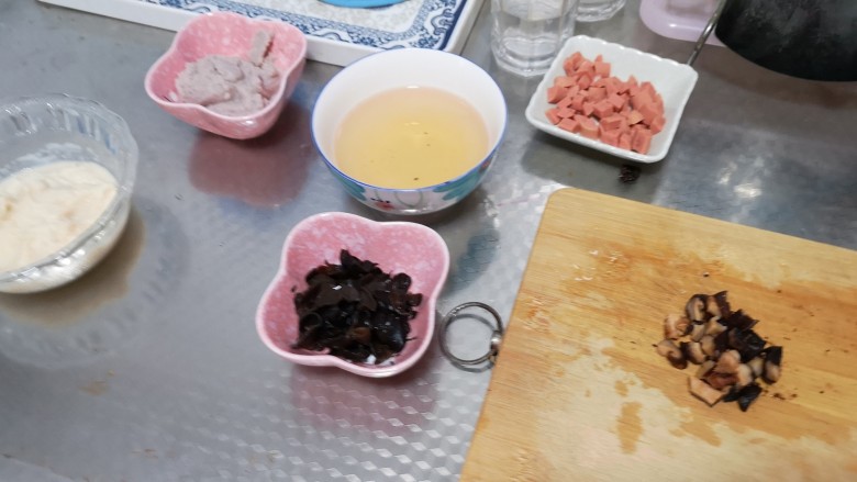香菇木耳豆渣饼,<a style='color:red;display:inline-block;' href='/shicai/ 437'>火腿肠</a>,泡好的香菇,木耳切丁,香菇水备用