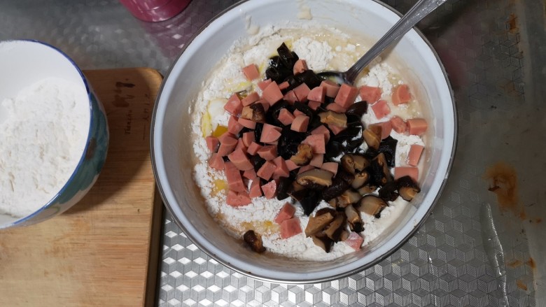 香菇木耳豆渣饼,把火腿肠,香菇,木耳丁放入,搅拌面糊