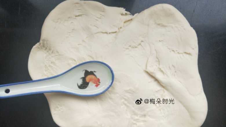 花样馒头—豹纹馒头,揉四五分钟,抻开面团,加入一勺油,猪油,玉米油,椰子油都可以。我加的椰子油。