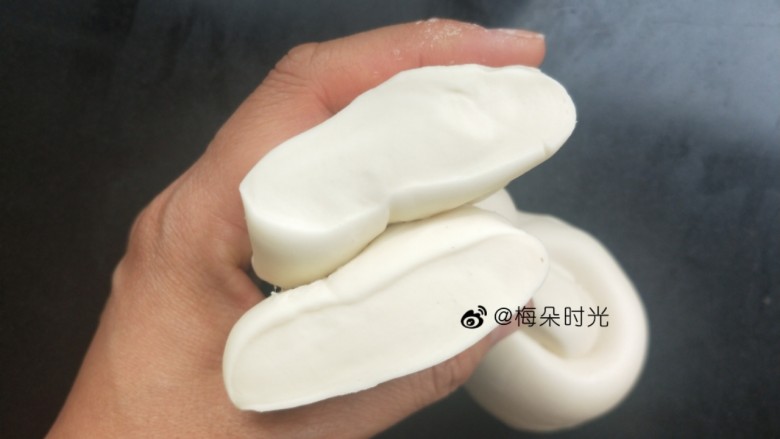 花样馒头—豹纹馒头,面揉到什么程度呢?切开里面没有气孔,看起来很紧实就是揉好了。