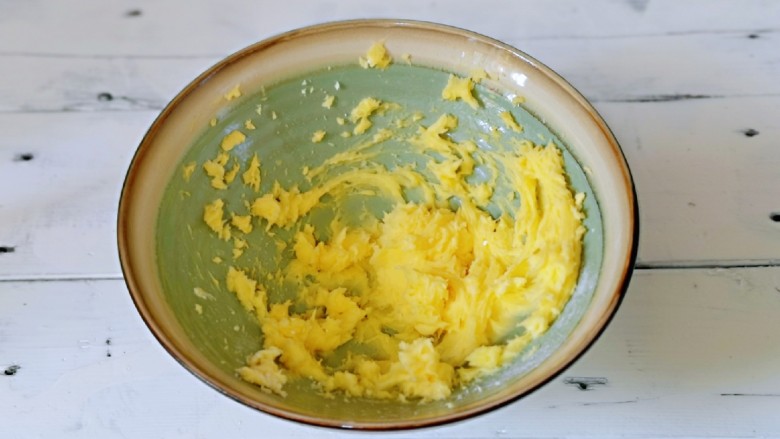 咖啡豆饼干,电动打蛋器打至黄油蓬松,体积变大,颜色变淡即可。