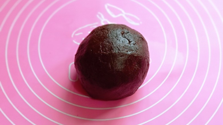 咖啡豆饼干,再揉成面团,盖上保鲜膜,放入冰箱冷藏松弛20分钟。