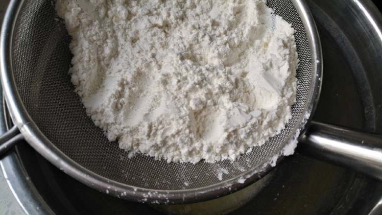 芝士夹心蛋糕,筛入低筋粉
