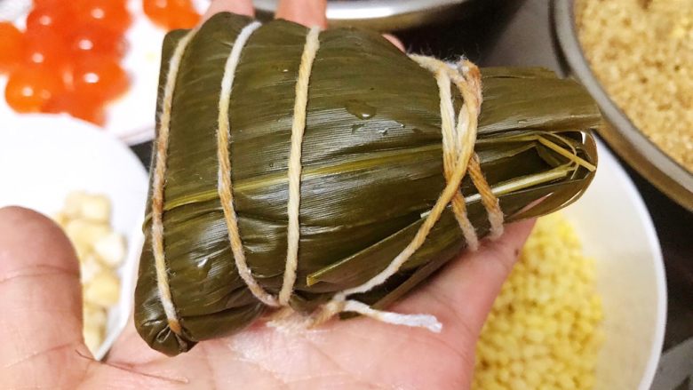 瑶柱咸蛋黄鲜肉粽,捆上棉绳,一个粽子就完成了
