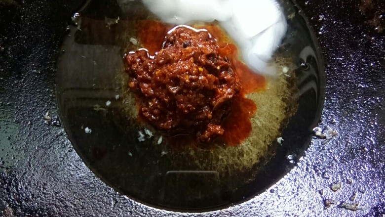 川香豆瓣鱼,炒鸡倒菜籽油,猪油,加<a style='color:red;display:inline-block;' href='/shicai/ 46964'>郫县豆瓣酱</a>小火炒香。